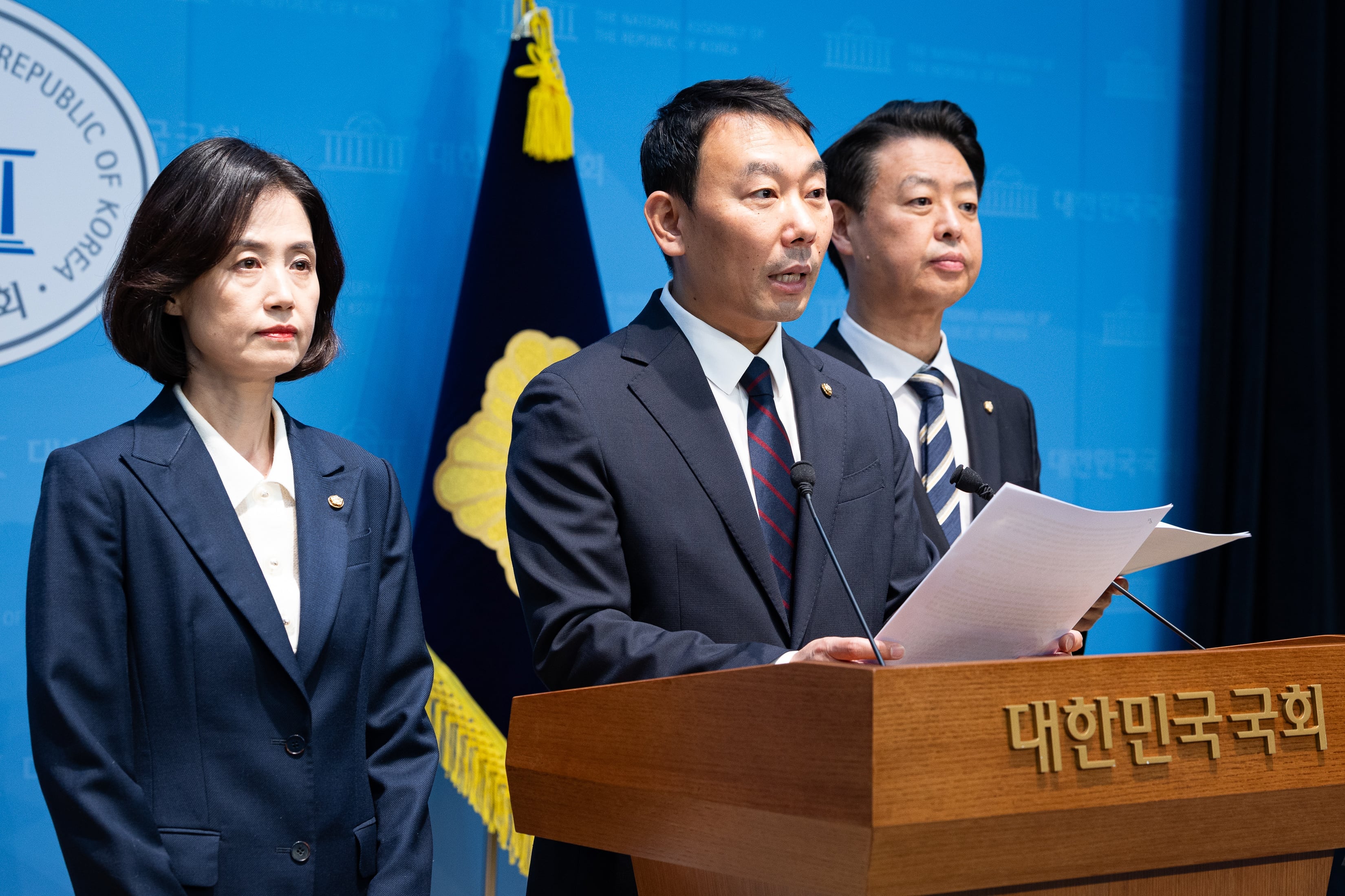 與 김용민 “나를 법사위원장 지명해달라…검찰개혁 지금 해야”