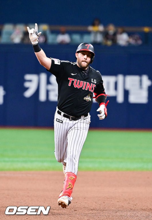 '11홈런 폭발' LG 오스틴, 6월 월간 MVP 선정…김도영 제치고 개인 통산 2번째 영예