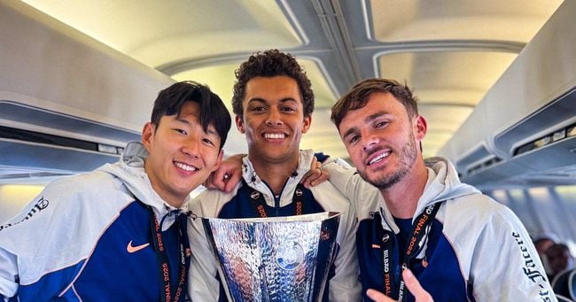 Tottenham Locker Romm Tottenham's Johnson Sale Sparks Locker Room Discontent