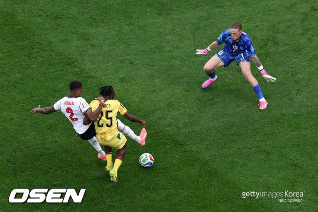 '우승 후보?' 잉글랜드, 무승부도 운 좋았다...前 심판, "VAR 안 본 것, 운 너무 좋았어"