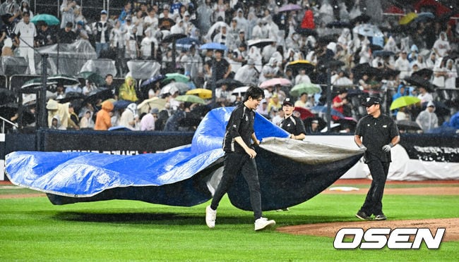 아뿔싸! 기준 없는 우천 강행→결국 부상자 쓰러졌다…이강철 뿔났다 “한국시리즈도 아니고...관리소장은 경기 불가라고 했다”