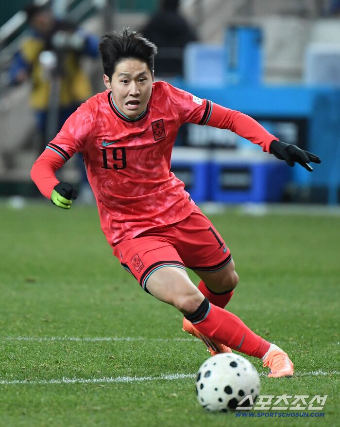 18일 서울월드컵경기장에서 열린 한국과 가나의 축구대표팀 평가전. 이강인이 가나 골키퍼를 향해 달려들고 있다. 상암=정재근 기자 cjg@sportschosun.com/2025.11.18/