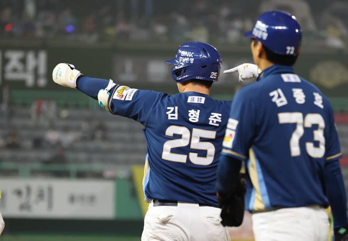 (인천=연합뉴스) 임순석 기자 = 7일 인천 SSG랜더스필드에서 열린 2026 프로야구 KBO리그 NC 다이노스와 SSG 랜더스의 경기. 5회 초 1사 만루 NC 김형준이 달아나는 2타점 적시타를 친 뒤 세리머니를 하고 있다. 2026.5.7 연합뉴스