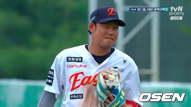 점프 송구 호수비→투수에게 윙크, 낭만 있네…‘3할 타율+호수비’ 하주석, 이대로 1군 기회는 없나