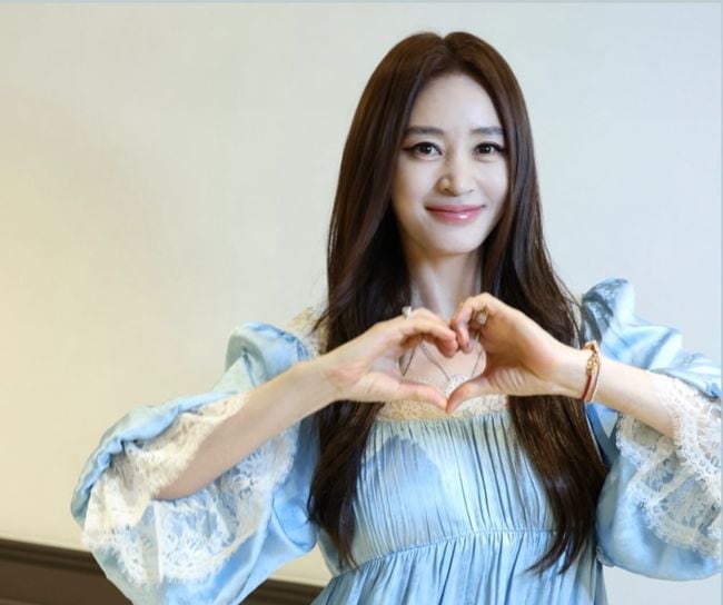 김혜수, 이 비주얼이 55세라고? 레이스 공주룩도 찰떡