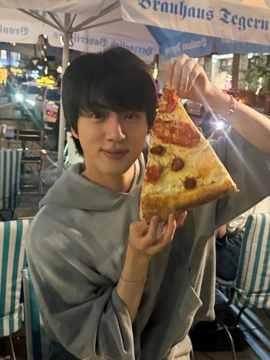 "얼굴이 얼마나 작은거야?"…BTS 진, 보고도 안 믿기는 비현실적 '소두' 비율