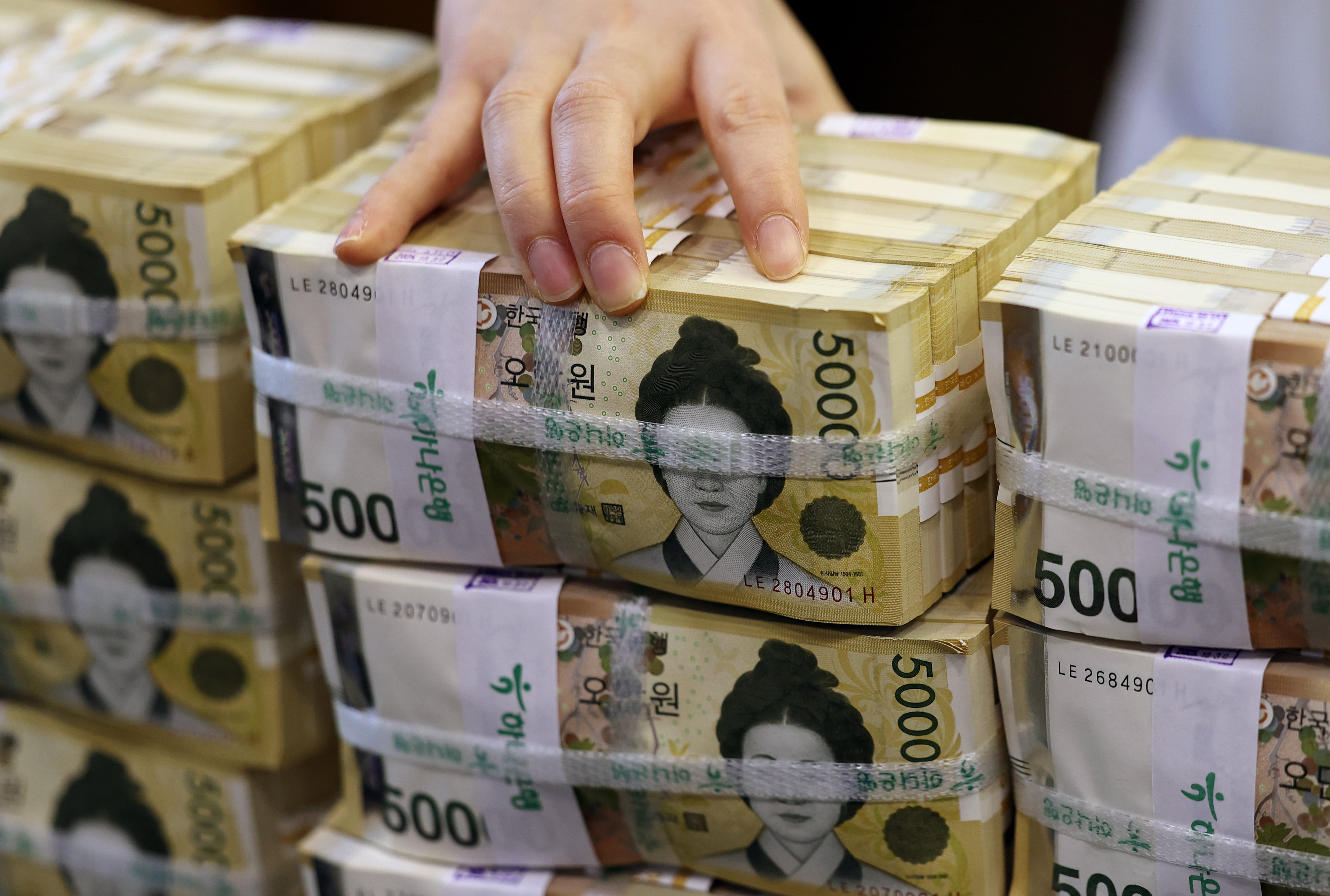반도체 기업 ‘통장 잔고’ 늘며…4월 M2 증가율, 코로나 이후 최고