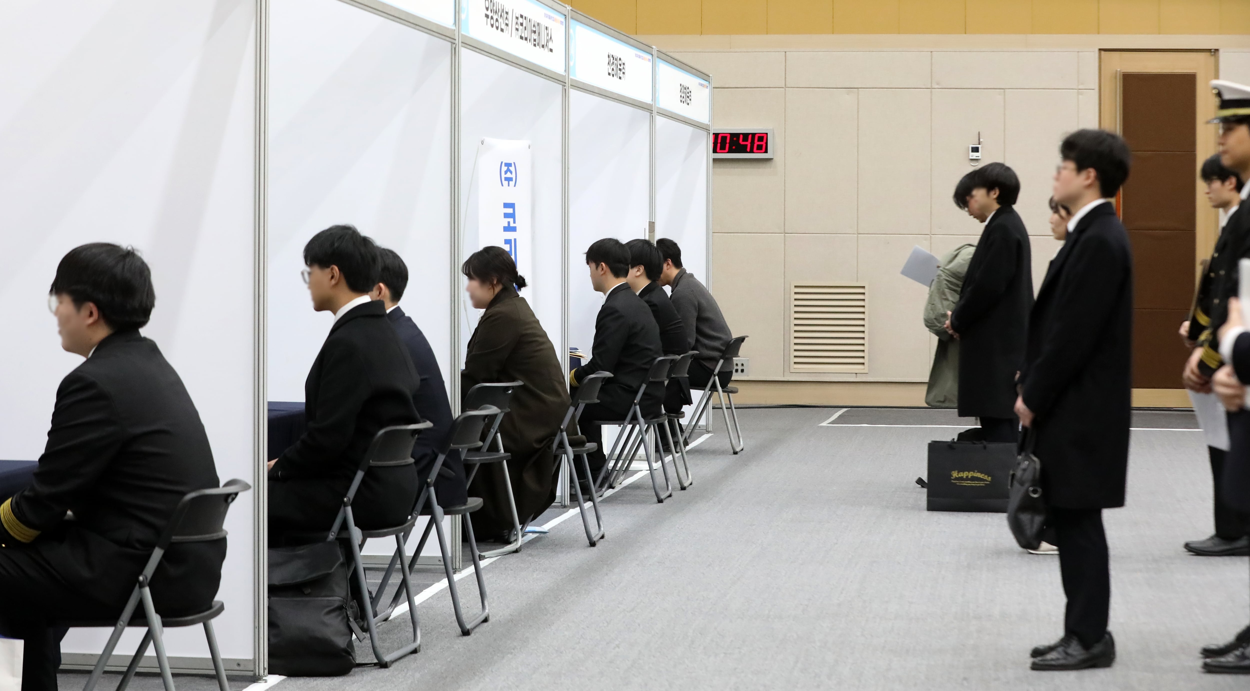 중소기업 임금, 대기업의 절반…산업硏 “청년 취업 미루는 한 원인”