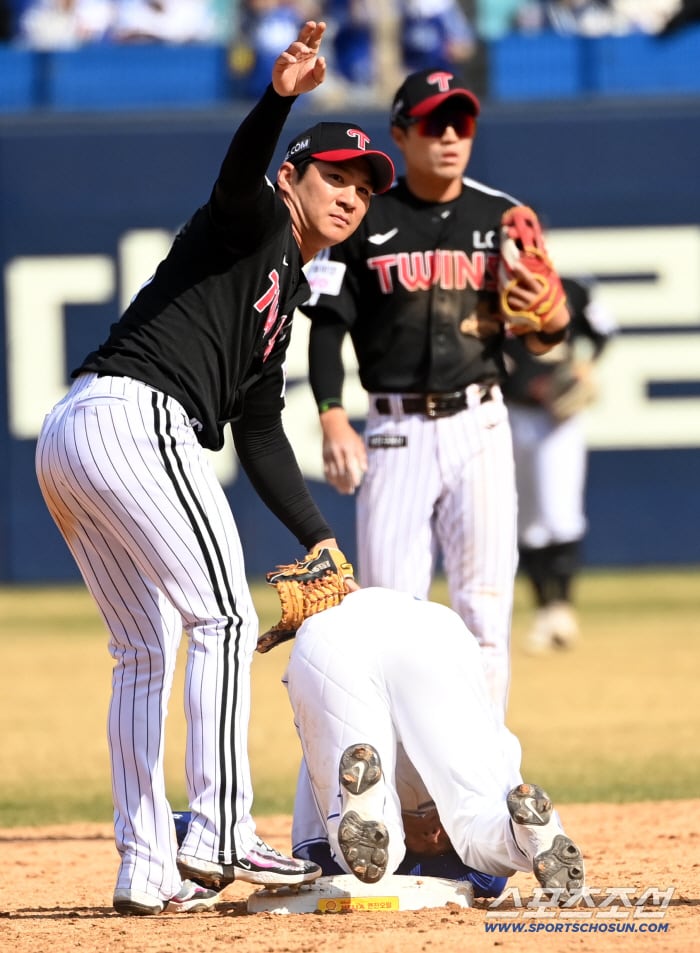 22일 대구삼성라이온즈파크에서 열린 LG와 삼성의 시범경기. 5회말 1사 2루 삼성 최형우 타석때 2루주자 이성규가 LG 배재준의 견제구에 얼굴을 맞아 고통스러워하고 있다. 대구=허상욱 기자wook@sportschosun.com/2026.03.22/