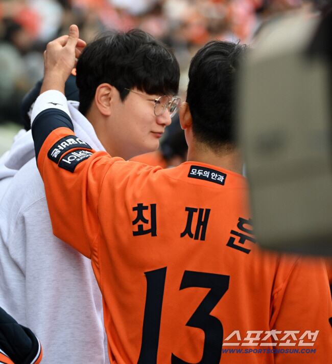 19일 대전한화생명볼파크에서 열린 삼성과 한화의 PO 2차전. 김서현과 최재훈이 이야기를 나누고 있다. 대전=허상욱 기자wook@sportschosun.com/2025.10.19/