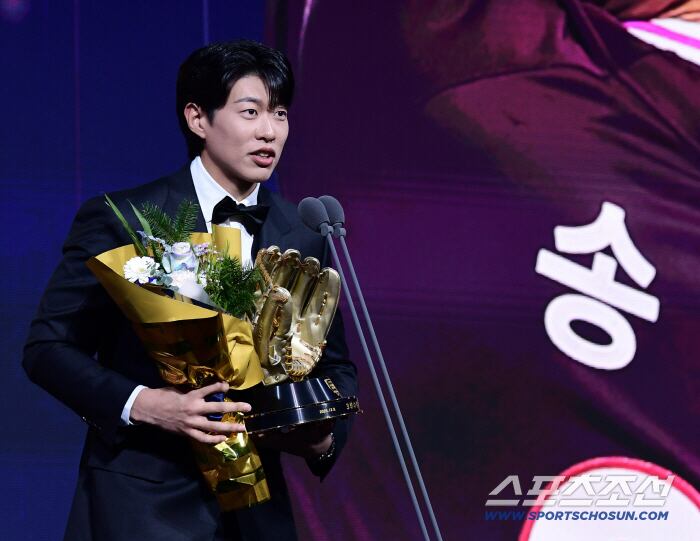 9일 서울 롯데호텔월드에서 KBO 골든글러브 시상식이 열렸다. 3루수 부문 골든글러브를 수상한 키움 송성문. 잠실=송정헌 기자songs@sportschosun.com/2025.12.09/
