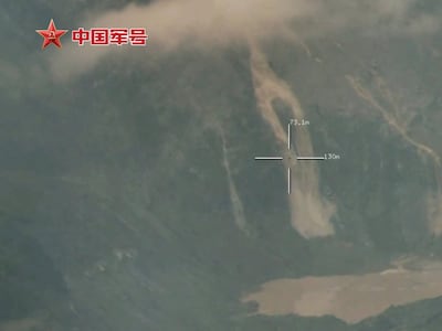 28일 중국 티베트 자치구와 네팔 바그마티성 접경 지역 빙하 붕괴 현장에서 물과 진흙이 호수로 흘러들어가는 모습. /연합뉴스