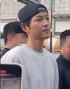 송중기, 中팬이 ‘송혜교’ 외치자 싸늘한 표정…'무례한 행동' 갑론을박