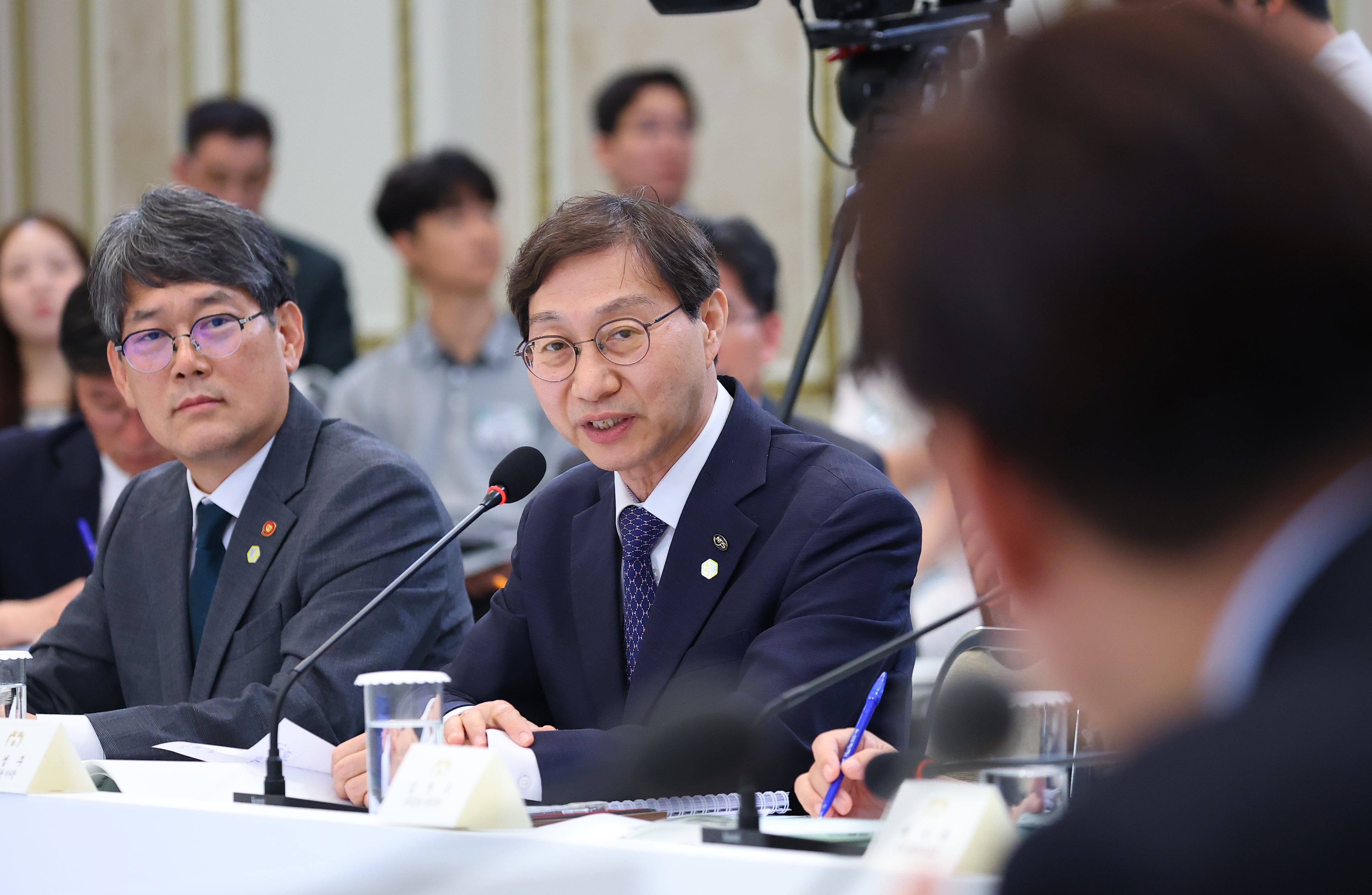 李, 국민연금에 “선거 때문에 주식 산 거 아냐, 확인차 질문”