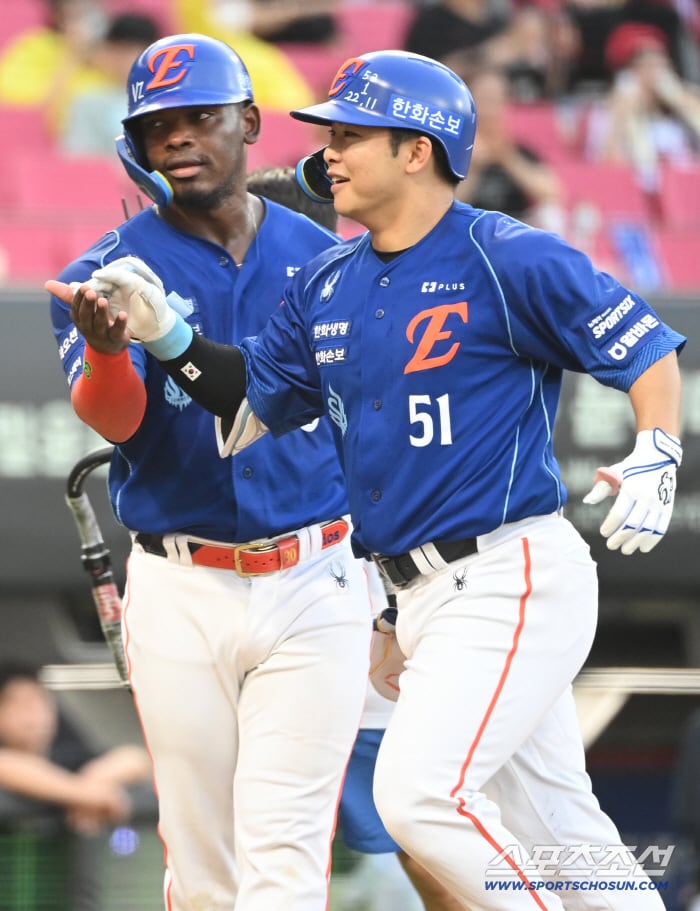 "(강)백호 형 부러웠는데" 3000만원 짜리 홈런 쳤다…'MVP 불발' 보상 이렇게 받나, "아버지 드리려고요"