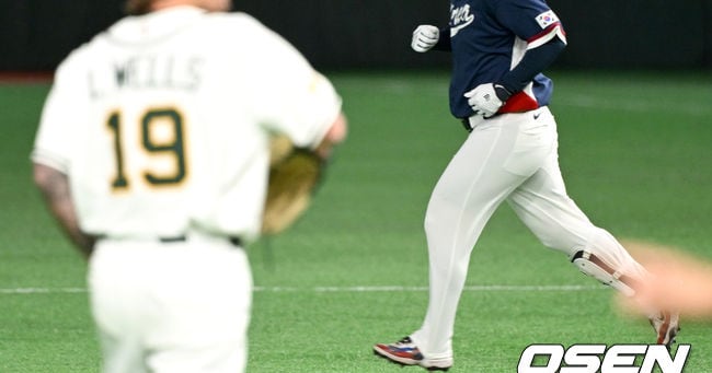 문보경이 라클란 웰스를 상대로 장타를 기록한 장면 관련 사진