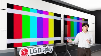 LG디스플레이 직원이 ‘색·밝기 정확도’ 인증을 획득한 탠덤WOLED 제품을 설명하고 있다./LG디스플레이