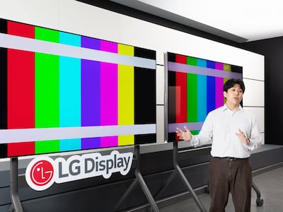 LG디스플레이 직원이 ‘색·밝기 정확도’ 인증을 획득한 탠덤WOLED 제품을 설명하고 있다./LG디스플레이