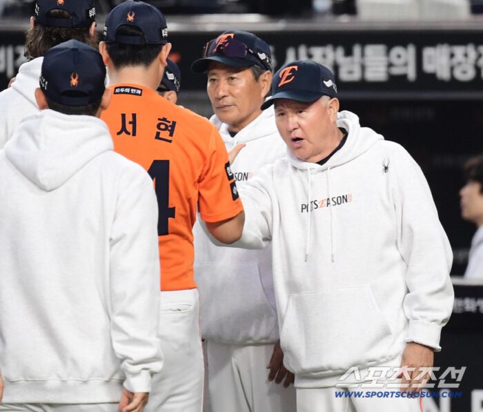 18일 대전 한화생명볼파크에서 열린 삼성과 한화의 PO 1차전. 한화가 삼성에 9-8로 승리했다. 경기 종료 후 김서현과 하이파이브를 나누고 있는 김경문 감독. 대전=송정헌 기자songs@sportschosun.com/2025.10.18