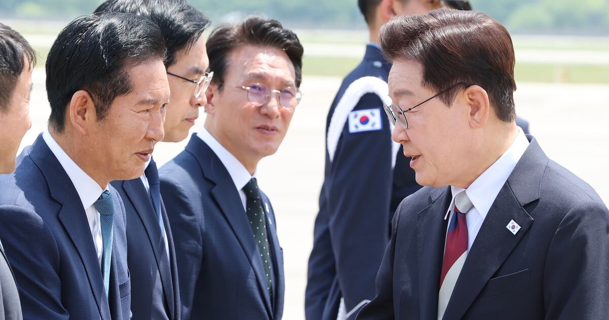 화기애애함 속에 감돈 칼바람, 청와대 오찬서 펼쳐진 '명청 신경전'