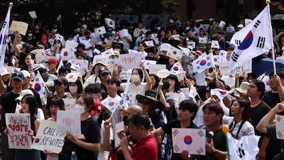 6·3 지방선거 투표용지 부족 사태에 반발한 시민들이 6일 오전 서울 송파구 올림픽공원 핸드볼경기장 개표소 앞에 모여 재선거를 요구하는 구호를 외치고 있다. 2026.6.6 ⓒ 뉴스1 구윤성 기자