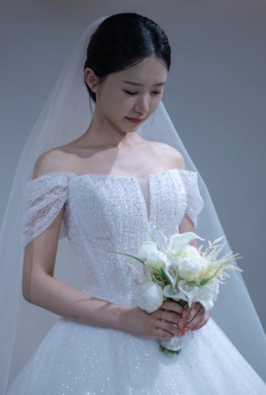 '깜짝 웨딩사진' 송하예, 결혼설에 입장 밝혔다...'#행복' 수정