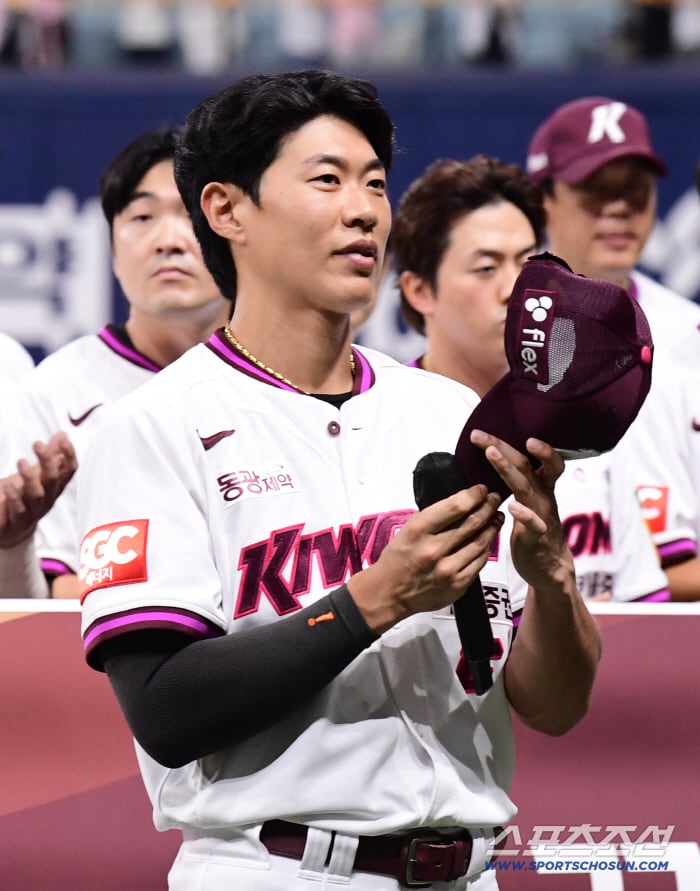 30일 서울 고척돔에서 열린 KBO리그 키움과 SSG의 경기. 경기 종료 후 올 시즌을 마친 키움 선수들이 팬들에게 인사를 했다. 팬들에게 인사하는 키움 주장 송성문. 고척=송정헌 기자songs@sportschosun.com/2025.09.30/