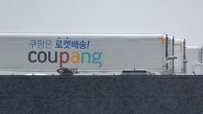 지난 8월 13일 경기 부천시의 한 택배 물류센터에 쿠팡 배송 차량이 정차해 있다. photo 뉴스1