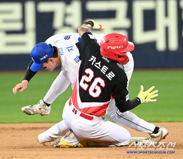 27일 대구 삼성라이온즈파크에서 열린 KIA와 삼성의 플레이오프 2차전. 6회초 KIA 카스트로가 좌익수 뒤 담장을 맞는 타구를 날린 뒤 3루로 뛰다 삼성 좌익수 최형우가 던진 송구에 태그아웃되고 있다. 삼성 2루수는 류지혁. 대구=허상욱 기자wook@sportschosun.com/2026.10.27/