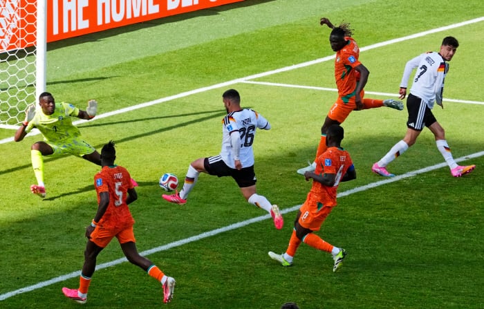 전차군단이 돌아왔다! '후반 49분 운다브 미친 극장골' 독일, 코트디부아르 2-1 대역전승...12년 만에 토너먼트 진출 확정