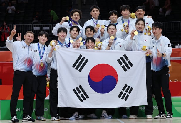 기념촬영하는 남자 농구 대표팀
(나고야=연합뉴스) 한종찬 기자 = 20일 일본 나고야 아이치 인터내셔널 아레나에서 열린 2026 아이치·나고야 아시안게임 남자 농구 시상식. 금메달을 획득한 한국 대표팀이 기념촬영을하고 있다. 2026.9.20
saba@yna.co.kr
(끝)
<저작권자(c) 연합뉴스, 무단 전재-재배포, AI 학습 및 활용 금지>