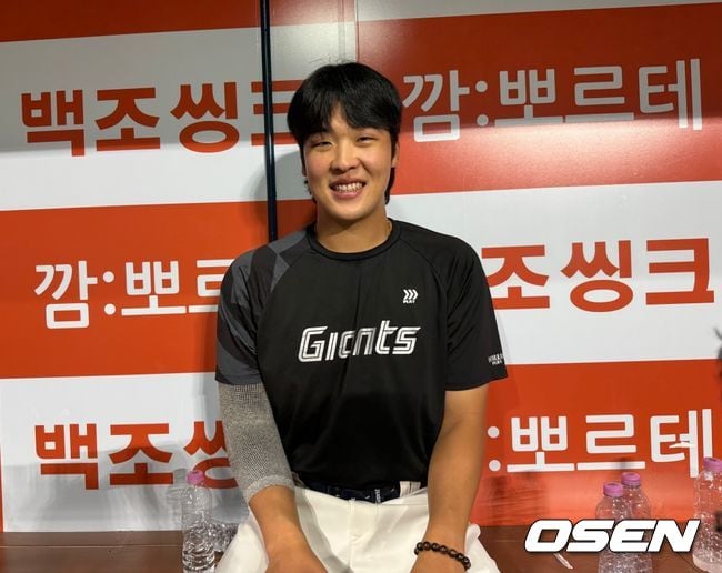 팬들 기립박수 받은 롯데 22년 1차지명 투수의 인생투, 377일 만에 활짝 웃었다 “아직 경기 많이 남아, 올라갈 수 있다”
