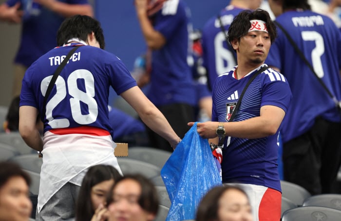 "집에서나 좀 해!" 세계가 극찬한 日의 경기장 청소 문화, 정작 일본 내에서는 '위선적' 비판...일본 남성 가사 활동 시간, OECD 내 최하위