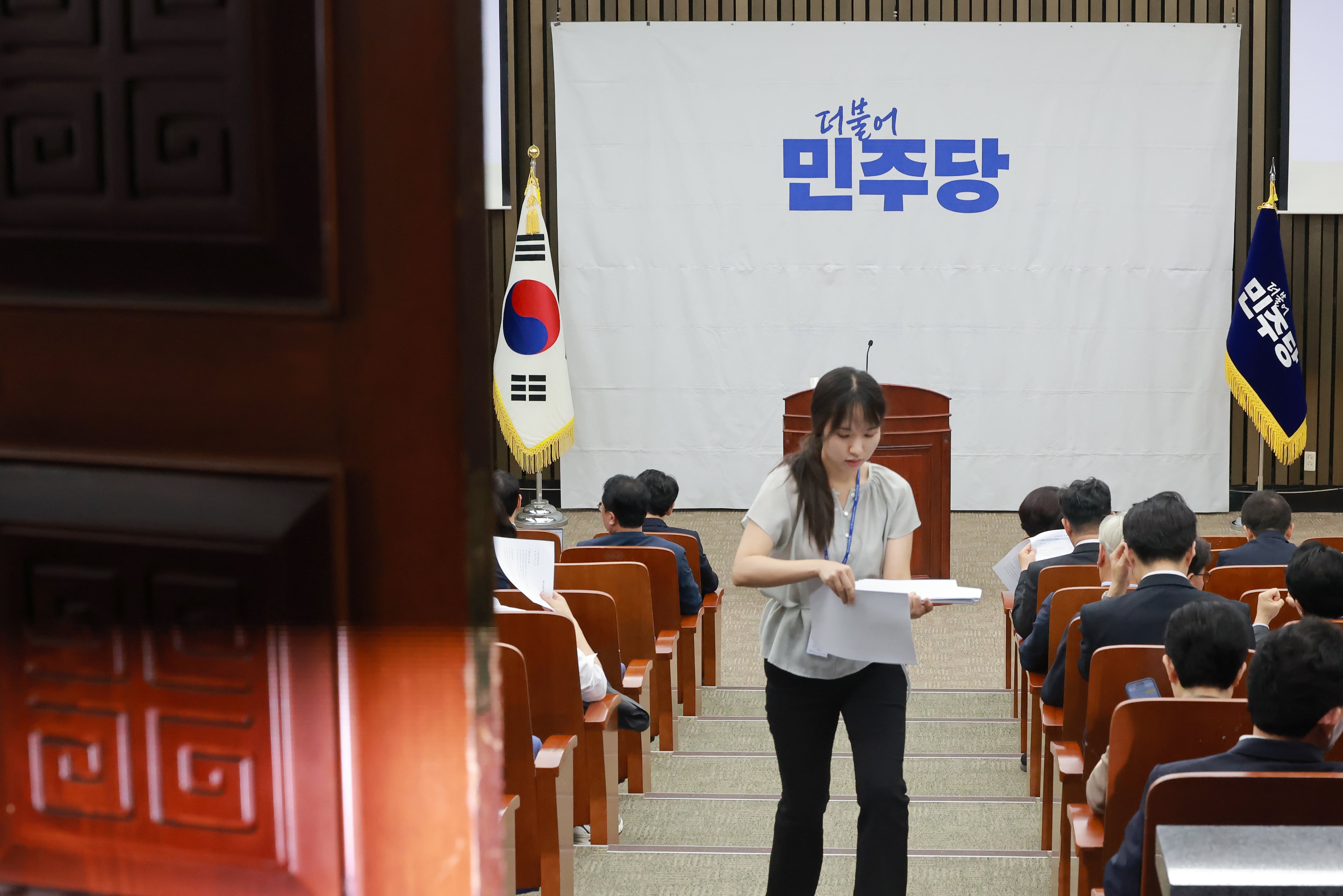 민주당, ‘檢 보완수사권 폐지’ 형소법 개정안 당론 추인