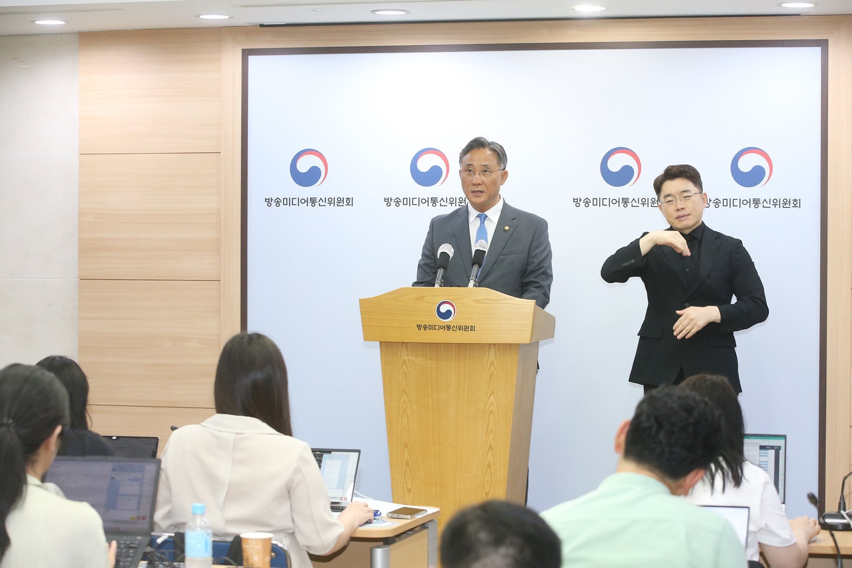 방미통위, AI 생성물 표시제 도입… ‘AI 사업자’만 규제하던 표시 의무 게시자·플랫폼으로 확장