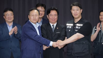 20일 경기도 수원시 장안구 경기고용노동청에서 열린 삼성전자 임금협상을 마친 후 여명구 삼성전자 DS(디바이스솔루션·반도체 사업 담당) 피플팀장과 김영훈 고용노동부 장관, 최승호 삼성그룹 초기업노동조합 삼성전자지부 위원장이 잠정 합의한에 서명한 후 손을 맞잡고 있다. (공동취재) 2026.5.20 ⓒ 뉴스1 김영운 기자