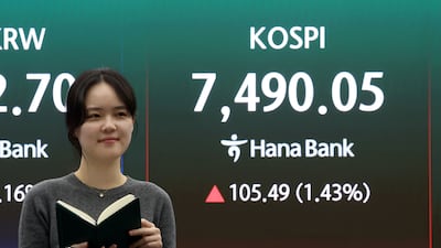 코스피 지수가 사상 최고치로 마감한 7일 오후 서울 중구 하나은행 본점 딜링룸 현황판에 전장대비 105.49포인트(1.43%) 상승한 7,490.05를 나타내고 있다. /뉴스1