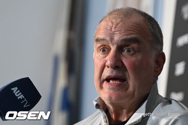 조별리그 첫 경기 앞두고 비행 지연에 발 동동.. 우루과이, 비엘사 감독 기자회견도 지연 "FIFA 때문"