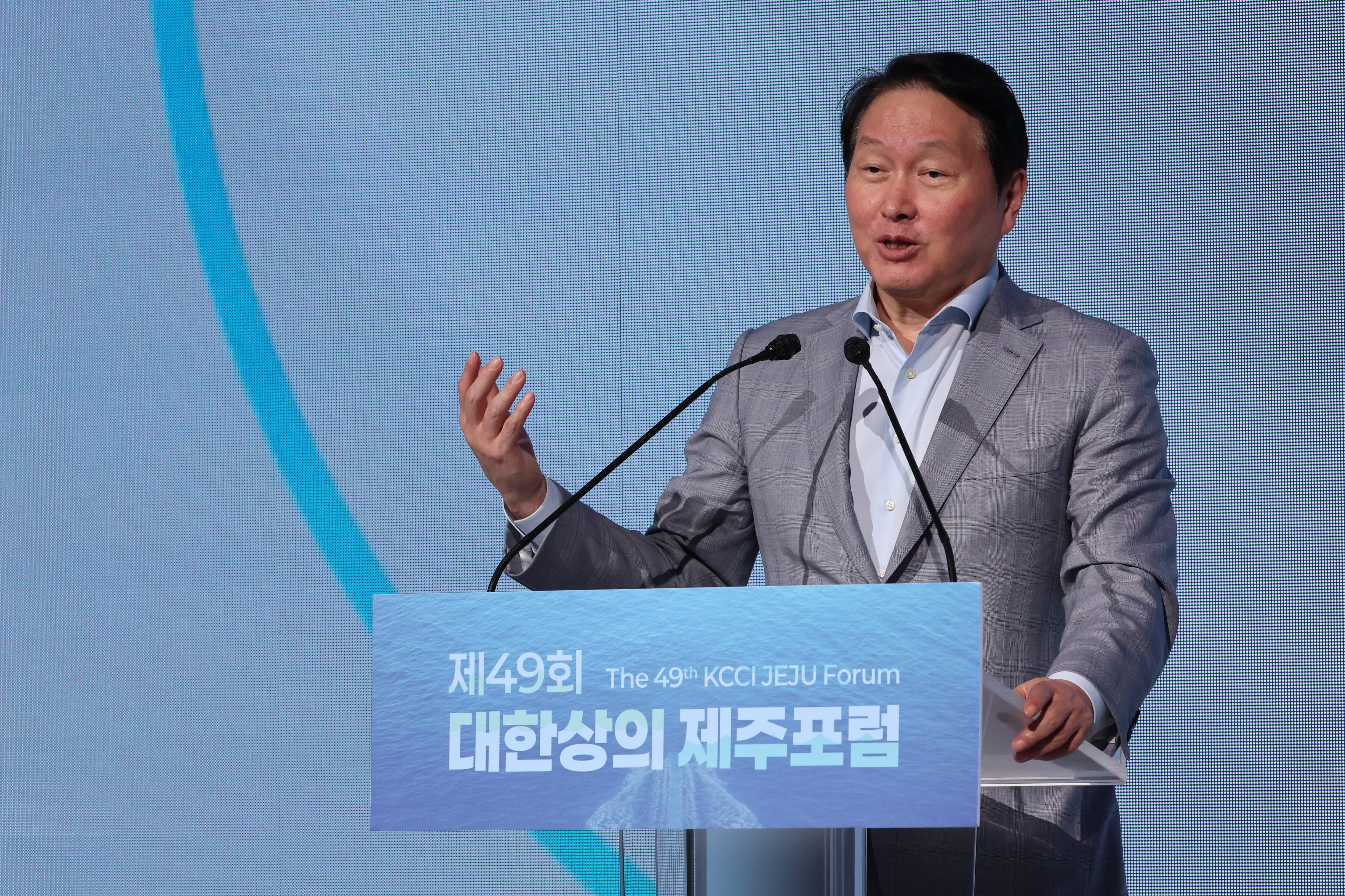 최태원 “AI, 성장 위해 올라타야 할 큰 물결… 일하는 방식 재설계해야"