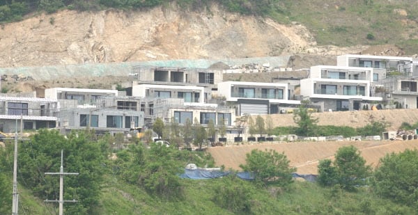 "초호화 주택은 순 뻥" 3년째 미분양, 용인 최대 타운하우스의 민낯