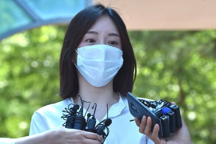 '마약 혐의' 황하나, 1심서 벌금형 석방...얼굴을 감싸 쥔 채 눈물 펑펑