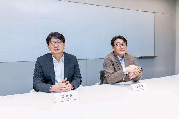 왼쪽부터 김세웅 카카오 AI시너지 성과리더(부사장)와 고진태 LG유플러스 엔터프라이즈전략담당./카카오