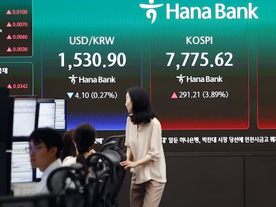 9일 오전 서울 중구 하나은행 딜링룸 전광판에 코스피 등 지수가 나오고 있다. 이날 코스피는 전 거래일(7484.41)보다 213.35포인트(2.85%) 오른 7697.76, 코스닥은 전 거래일(911.39)보다 26.30포인트(2.89%) 상승한 937.69에 거래를 시작했다. /뉴스1 제공.