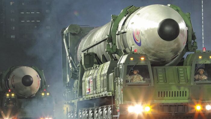 북한이 ‘항일빨치산 결성 90주년 열병식’에서 대륙간탄도미사일(ICBM) 인화성-17형을 공개했다. ‘괴물 ICBM’으로 불리는 화성-17형은 최대 사거리 1만 5000㎞의 다탄두 미사일로 미국 전역을 동시 타격할 수 있는 것으로 분석된다. 김정은은 이날 핵무기 선제 공격 가능성을 언급했다. /조선중앙통신 연합뉴스