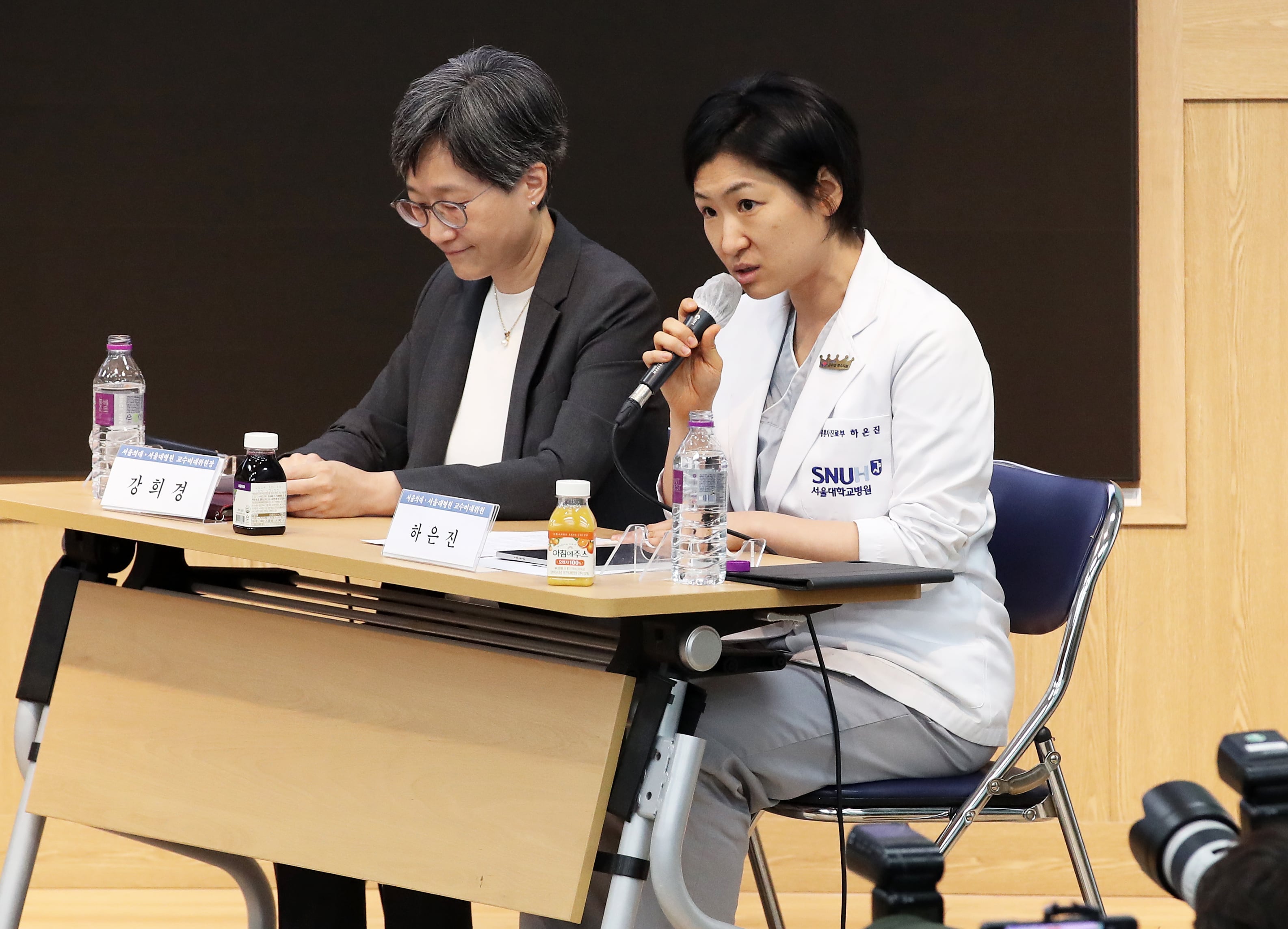 지난해 10월 서울 종로구 서울대 의대에서 열린 서울의대 교수 비대위·보건복지부 주최 ‘의료개혁, 어디로 가는가‘ 토론회에서 하은진 서울의대·병원 교수 비대위원이 발언하고 있다. 하 교수는 강희경 교수(왼쪽) 등 동료 교수들과 함께 17일 전공의와 의대생들을 비판하는 성명을 냈다./뉴스1