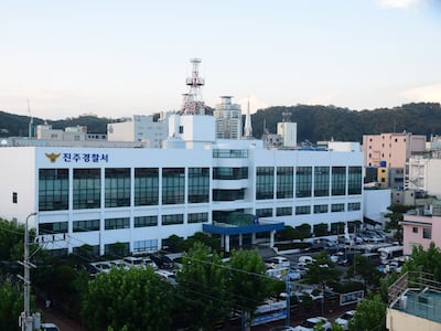 텀블러에 소형 카메라 숨겨... 女탈의실 훔쳐본 소방관