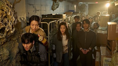 개미 같은 ‘군체’의 삶, 과연 행복할까
