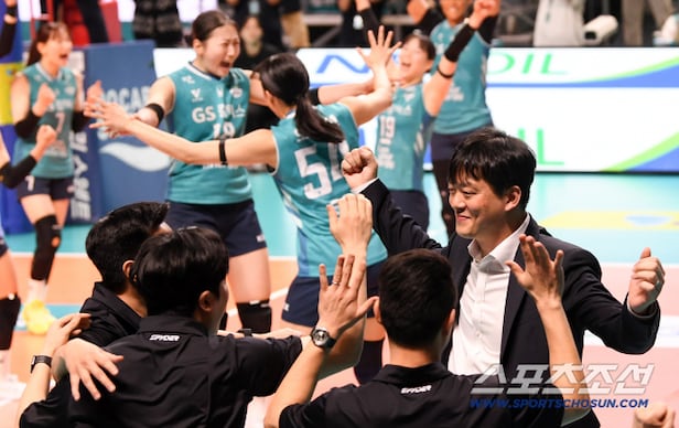 5일 장충체육관에서 열린 V리그 챔피언결정전 GS칼텍스와 도로공사의 경기. 우승을 차지한 GS칼텍스 이영택 감독이 환호하고 있다. 장충=박재만 기자 pjm@sportschosun.com/2026.04.05/