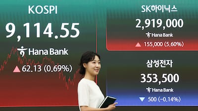 SK하이닉스가 삼성전자를 제치고 코스피 시가총액 1위로 장을 마친 22일 오후 서울 중구 하나은행 딜링룸에 SK하이닉스 및 삼성전자 시세가 표시되어 있다. 2026.6.22 ⓒ 뉴스1 최지환 기자
