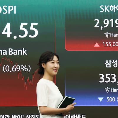 SK하이닉스가 삼성전자를 제치고 코스피 시가총액 1위로 장을 마친 22일 오후 서울 중구 하나은행 딜링룸에 SK하이닉스 및 삼성전자 시세가 표시되어 있다. 2026.6.22 ⓒ 뉴스1 최지환 기자